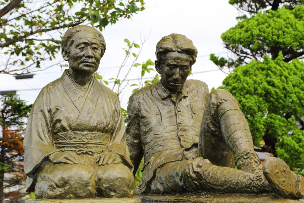 小説「津軽」の像（越野タケと太宰治の像）