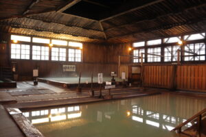 歴史情緒あふれる混浴の大浴場「酸ヶ湯温泉」青森市